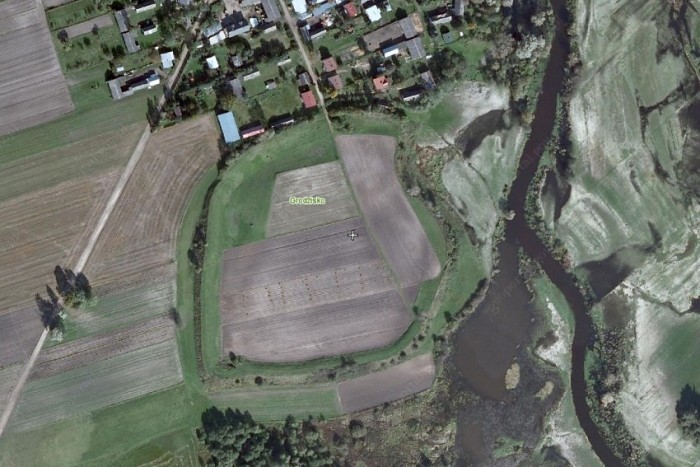 Widok na grodzisko z lotu ptaka. Źródło Geoportal.gov.pl (galeria: 1)